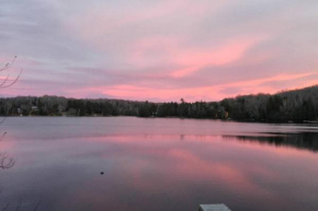 Chalet on beautiful mountain lake in Tremblant